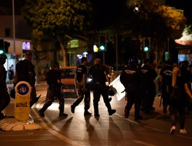 Βριλλήσια: Χούλιγκαν προκάλεσαν ζημιές σε κατάστημα αυτοκινήτων